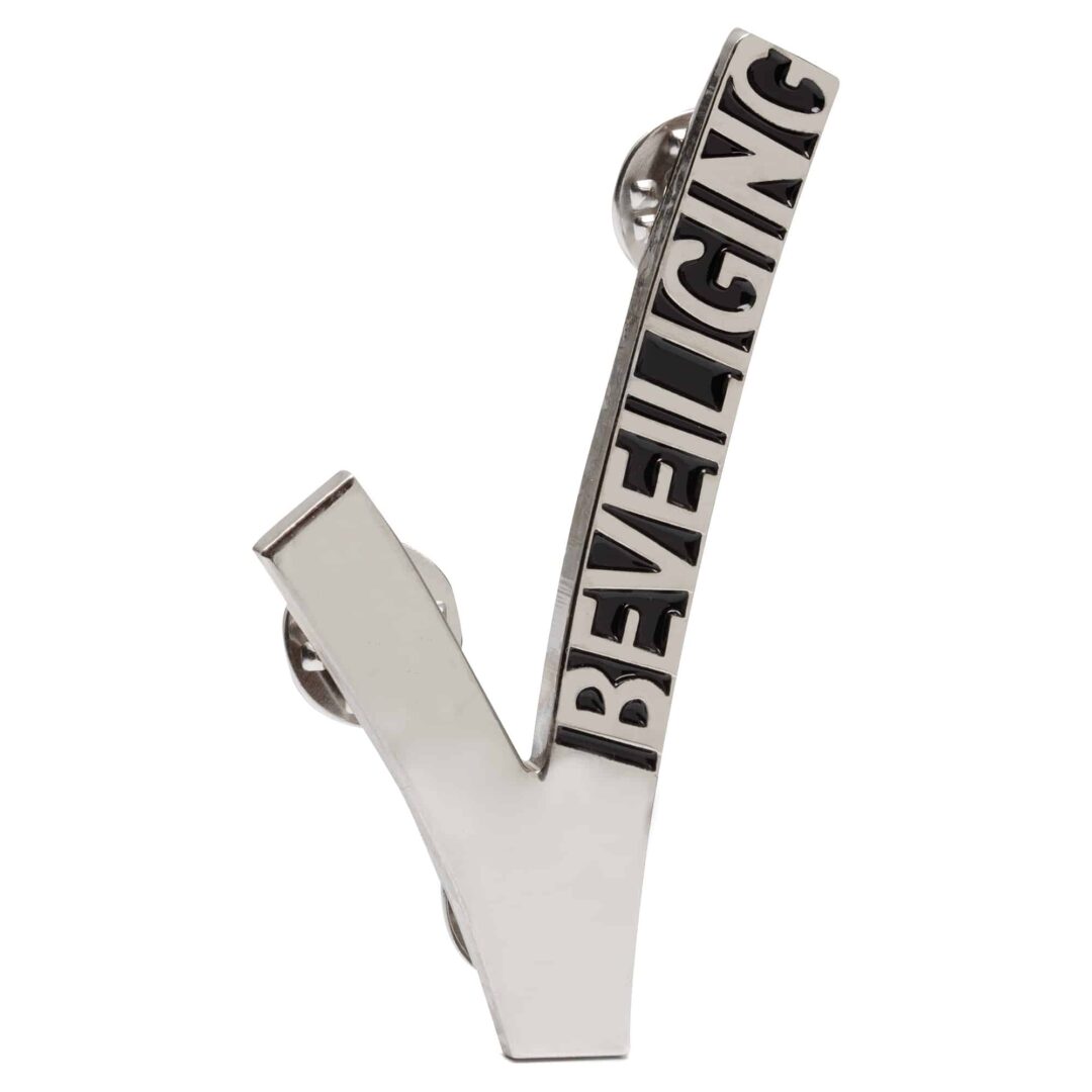 Beveiligings embleem met pinnen – V logo Beveiligings embleem met pinnen – V logo